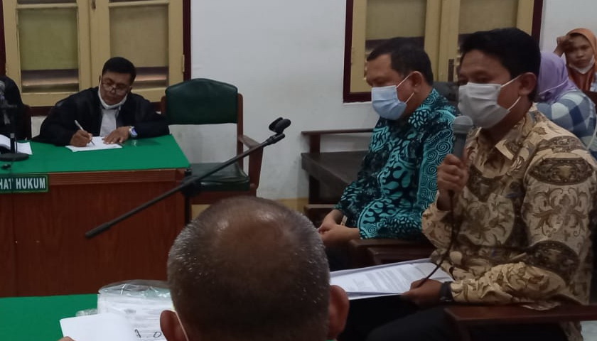 Dua staf dari Kantor Pelayanan Pajak (KPP) Pratama Medan Timur hadir sekaligus oleh tim JPU dari Kejati Sumut dalam sidang lanjutan terdakwa Jhon Jerry (47), oknum Direktur Utama PT Mitra Kencana Mandiri (MKM), Selasa (12/7/2022) di Cakra 8 PN Medan.