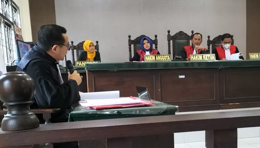 Sidang lanjutan kasus Penambang Emas Tanpa Izin (PETI) dengan terdakwa Akhmad Arjun Nasution (AAN) warga kelurahan Muara Soma Kecamatan Batang Natal Kabupaten Mandailing Natal (Madina) akhirnya mengalami penundaan hingga tanggal 28 Juli 2022 mendatang.