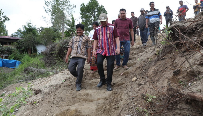Bupati Taput meninjau pembukaan jalan sepanjang 3,7 km di Desa Sitabotabo Toruan Kecamatan Siborongborong, Sabtu (2/7/2022). Turut mendampingi Kasatpol PP, Kadis Infokom, dan Kabag Protokol.
