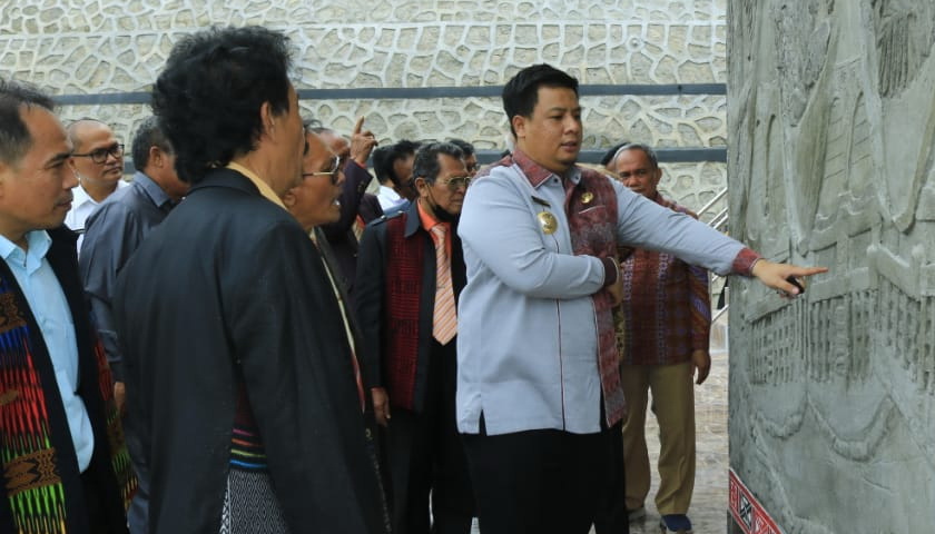 Vandiko T Gultom menandatangani Prasasti Monumen Tugu Punguan Sagala Raja se-Dunia di Desa Ginolat Kecamatan Sianjur Mulamula, Rabu (6/7/2022).