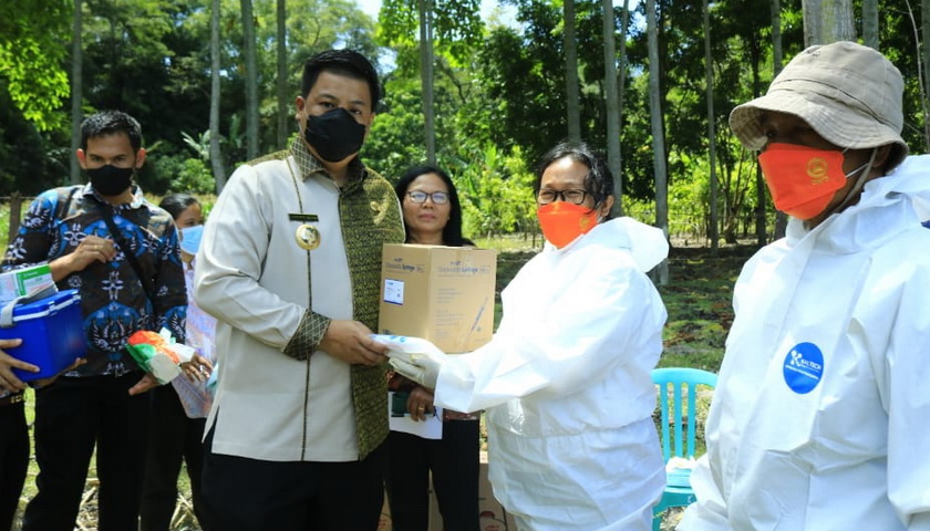 Bupati Samosir Vandiko T Gultom, mencanangkan vaksinasi Penyakit Mulut dan Kaki (PMK) ternak di Kabupaten Samosir