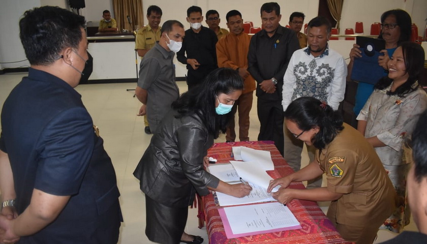 Bupati Samosir Vandiko T Gultom bersama Ketua DPRD Samosir Sorta E Siahaan menandatangani nota kesepakatan tentang Kebijakan Umum Anggaran (KUA) dan Prioritas Plafon Anggaran Sementara (PPAS) APBD Kabupaten Samosir TA 2023.
