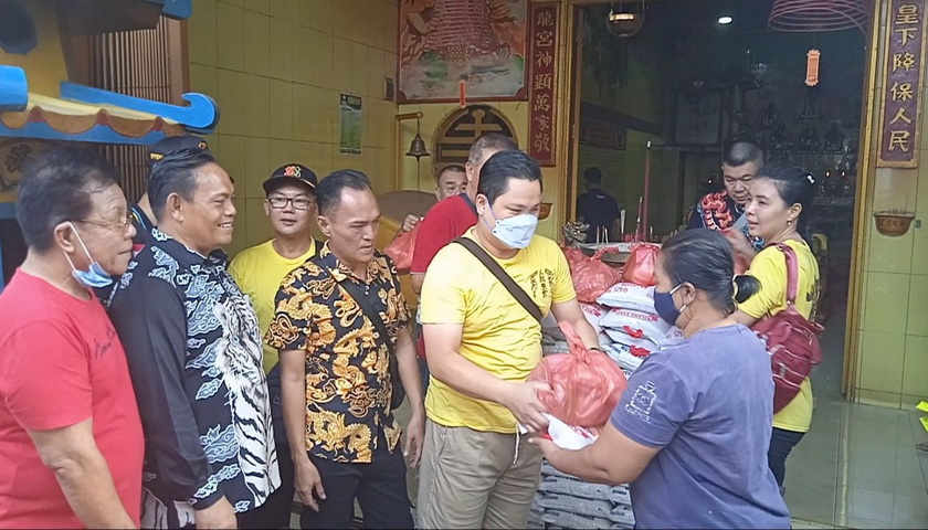 Klenteng Gek Ong Long Kong berbagi sembako 977 karung beras, teh, gula dan mie instan di Jalan Sunggal Pekan Kelurahan Sunggal Kecamatan Medan Sunggal, Minggu (21/8/2022), sekira pukul 09.00 WIB.