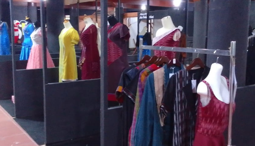 Galeri UMKM Tapanuli Utara di Jalan Sisingamangaraja Tarutung menjadi ajang pameran gaun karya designer (perancang model) lokal.