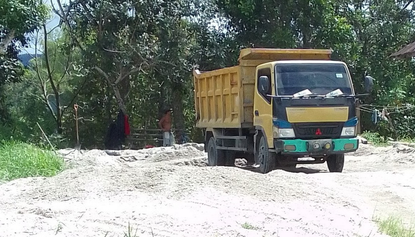 Truk bermuatan pasir dari penambang ilegal di Kecamatan Siatas Barita telah merusak jalan milik Pemkab Taput berbiaya ratusa juta rupiah.