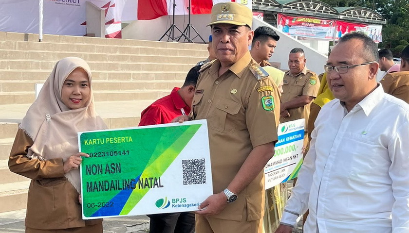 Bupati Mandailing Natal (Madina) HM Jakfar Sukhairi Nasution secara simbolis memberikan Kartu BPJamsostek Ketenagakerjaan kepada perwakilan pegawai non-ASN Pemkab Madina yang telah terdaftar sebanyak 5.873 orang.