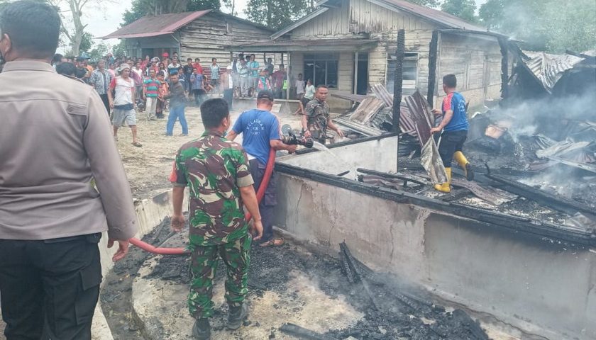 Satu unit rumah semi permanen milik Panusunan Nababan (72), warga Desa Sitabotabo Kecamatan Siborongborong Kabupaten Tapanuli Utara, ludes terbakar, Jumat (19/8/2022), sekira pukul 12.30 WIB.