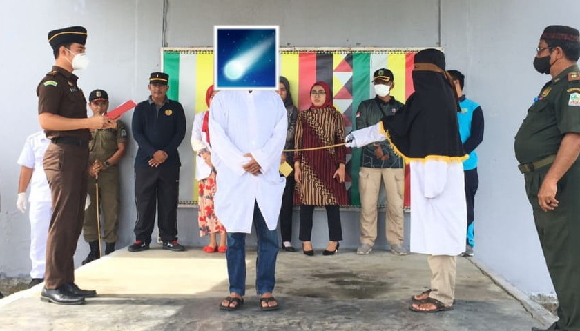 Seorang warga Kecamatan Gunung Meriah KM mendapat hukuman cambuk sebanyak 40 kali dari algojo. Eksekusi itu ia terimja karena telah melanggar Pasal 16 Ayat (1) Qanun Aceh Nomor 6 Tahun 2014 tentang Khamar.
