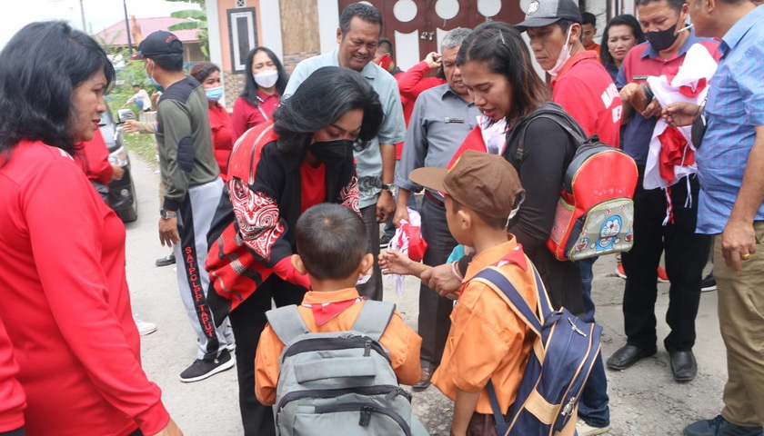 Bupati Taput Drs Nikson Nababan MSi diwakili Asisten Pemerintahan dan Kesejahteraan Rakyat Parsaoran Hutagalung bersama Ketua TP PKK Satika Simamora SE MM, Ketua Pengadilan Hendra Hutabarat dan perwakilan Forkopimda lainnya melaksanakan Gerakan Pembagian 10 Juta Bendera Merah Putih.