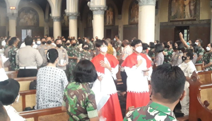 Keuskupan Umat Katolik di lingkungan TNI/Polri merayakan ekaristi HUT ke-77 RI di Gereja Katedral, Jakarta, pada Selasa (23/8/2022)
