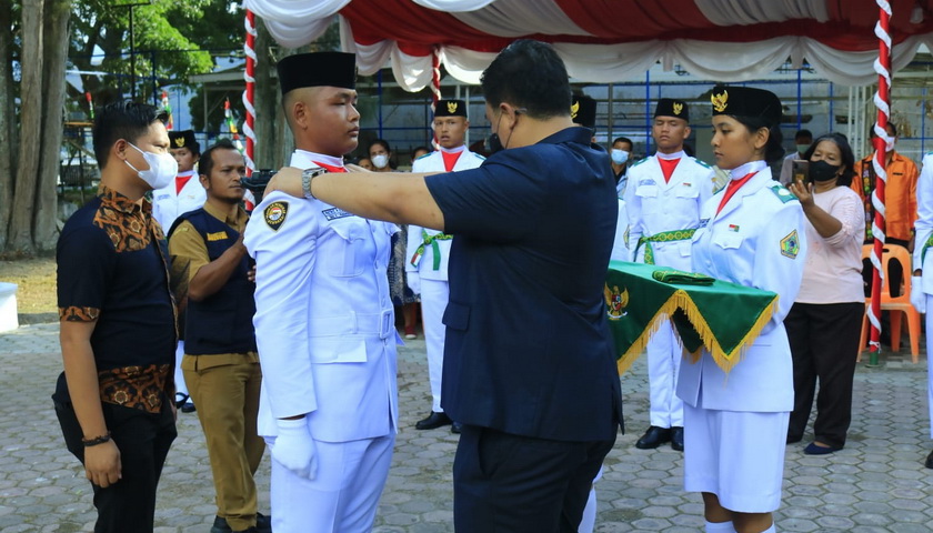 Bupati Samosir Vandiko T Gultom dengan resmi mengukuhkan Pasukan Pengibar Bendera Pusaka, Sang Saka Merah Putih di Kabupaten Samosir. Pengukuhan dilaksanakan di Rumah Dinas Bupati Samosir, Senin (15/8/2022).