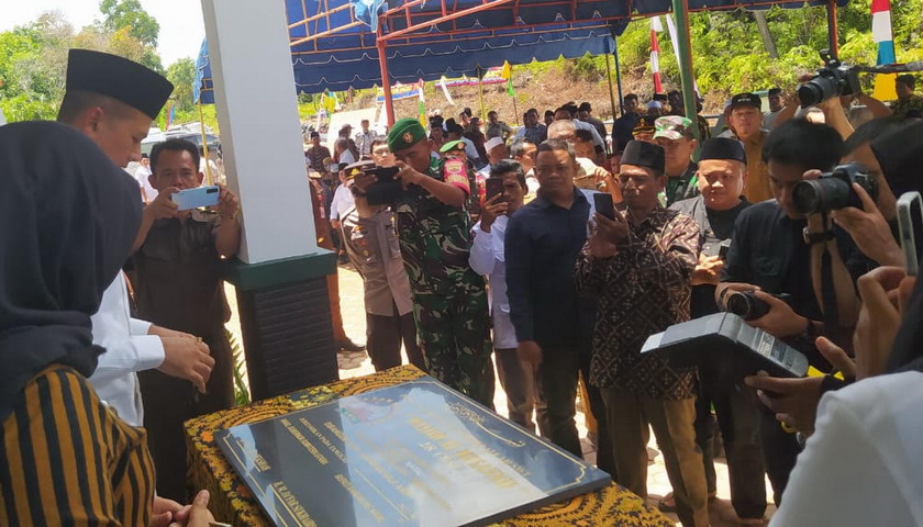 Wakil Gubernur Sumatera Utara (Wagubsu) H Musa Rajeksah SSos MHum meresmikan Mesjid Al Musannif yang berada di Desa Sikarakara III Dusun II Kecamatan Natal, Kabupaten Mandailing Natal (Madina), Selasa (30/8/2022).