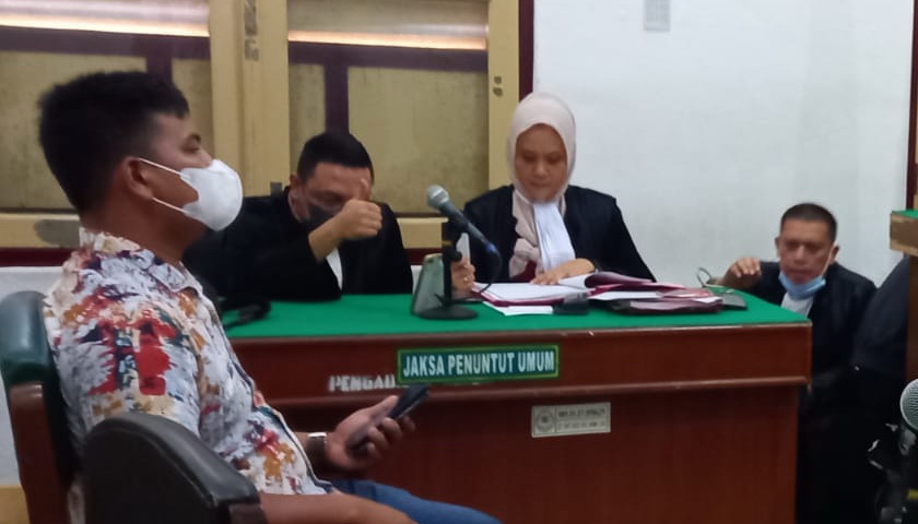 Giliran Jhonson Purba, menjadi saksi dalam sidang kasus pencurian kabel, di Cakra 7 PN Medan, Selasa (9/8/2022)