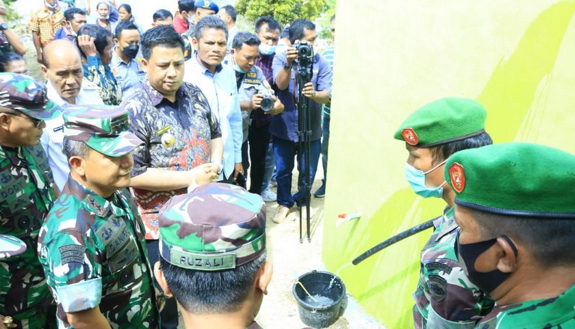 Bupati Samosir bersama Pangdam I BB mengikuti peresmian titik air Program TNI Manunggal Air Bersih di Desa Pananggangan, Kecamatan Nainggolan, Jumat (12/8/2022).