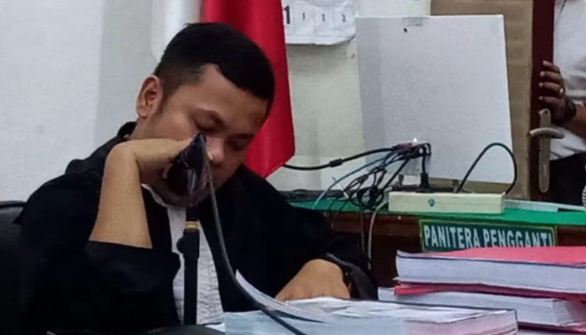 Aipda Leonardo Sinaga selaku Kepala Rumah Tahanan Polisi (Ka RTP) Polrestabes Medan bersama lima terdakwa lainnya alias dan kawan-kawan (dkk), menjalani sidang perdana secara virtual terkait perkara pengeroyokan yang mengakibatkan tewasnya tahanan, Hendra Syahputra.