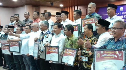 Kabupaten Aceh Singkil raih penghargaan juara terbaik dalam hal tingkat vaksinasi penyakit PMK dari Pj Gubernur Aceh. Hal ini setelah Sekda Aceh Singkil Azmi menghadiri acara Rapat Kerja Sekretaris Daerah se Aceh di Banda Aceh, Jumat (19/8/2022).