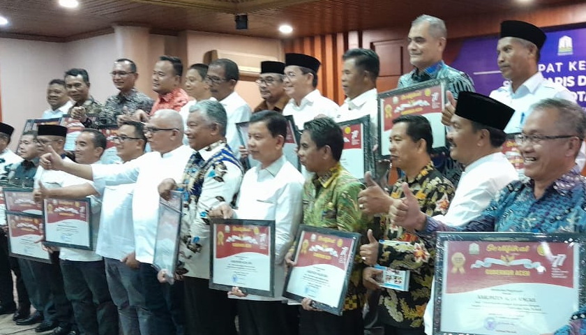 Kabupaten Aceh Singkil raih penghargaan juara terbaik dalam hal tingkat vaksinasi penyakit PMK dari Pj Gubernur Aceh. Hal ini setelah Sekda Aceh Singkil Azmi menghadiri acara Rapat Kerja Sekretaris Daerah se Aceh di Banda Aceh, Jumat (19/8/2022).