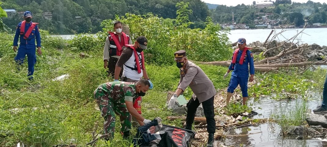 Kapolsek Parapat Pimpin Evakuasi Mayat Wanita Berjaket Biru Dipinggiran Danau Toba
