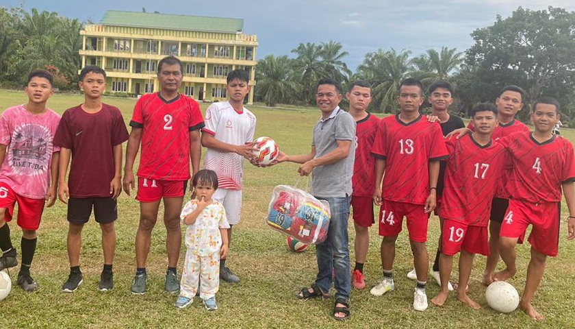 Wakil Ketua DPD Gerindra Sumut Zakiyuddin Harahap membagikan baju klub sepakbola dan bola kaki ke santri Pesantren Almukhtariya di Paluta.