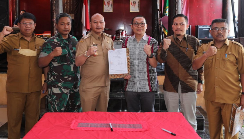 Bupati Tapanuli Utara Dr Nikson Nababan MSi menerima bantuan dari Tim CSR PT Inalum. Berlangsung di Sopo Rakyat Rumah Dinas Bupati, Selasa (27/9/2022).