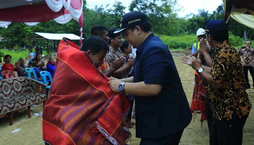 Bupati Samosir Vandiko T Gultom meletakkan batu pertama Revitalisasi Pembangunan Pasar Tradisional di Kecamatan Onan Runggu, Kamis (29/9/222).
