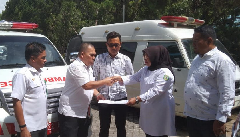 Pemerintah Kabupaten Mandailing Natal (Pemkab Madina) melalui Dinas Kesehatan menyerahkan satu unit mobil ambulans jenis AFF Luxury kepada Puskesmas Batahan, Rabu (21/9/2022).
