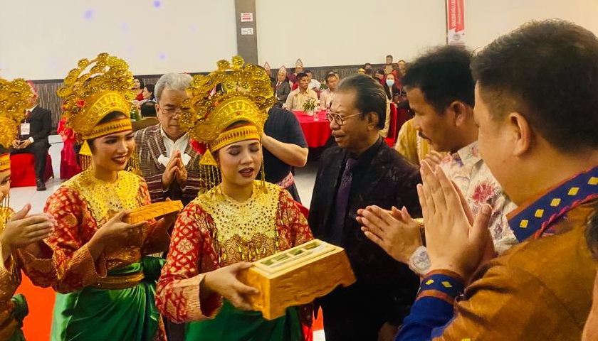 Bupati Samosir Vandiko Timotius Gultom bersama Walikota Batam Muhammad Rudi menghadiri pelantikan Pengurus Samosir Nauli Batam. Berlangsung di Golden Prown Bengkong Batam, Minggu (4/9/2022).