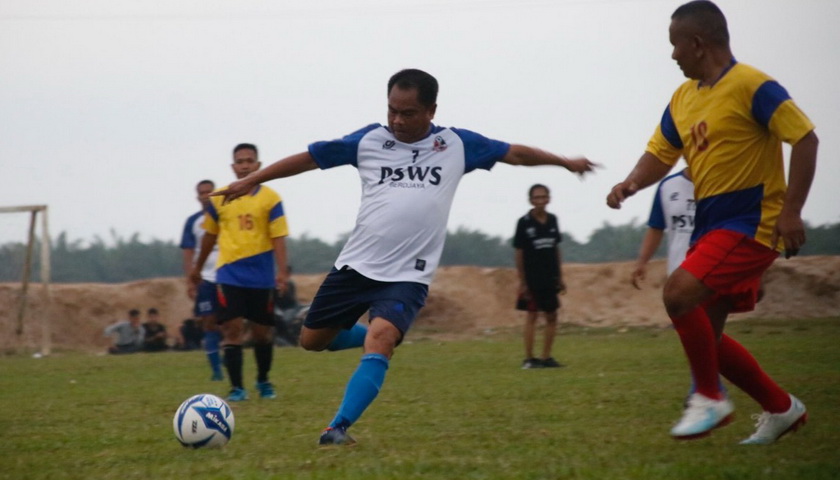Bupati Serdang Bedagai (Sergai) H Darma Wijaya juga populer di kalangan pecinta olahraga, terutama sepakbola. Ia acap terlihat di berbagai perhelatan sepakbola.