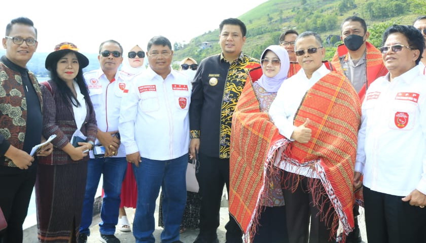 DPP Komite Masyarakat Danau Toba (KMDT) bersama dengan Bupati Samosir Vandiko T Gultom ST melakukan penaburan 100.000 ekor benih Ikan Nila dan Mujahir