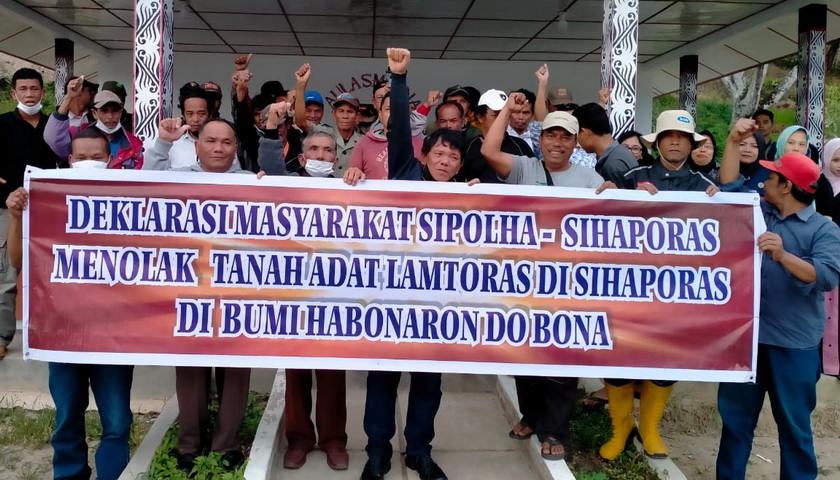 Masyarakat Sihaporas dan Sipolha Kabupaten Simalungun melaksanakan deklarasi penolakan terhadap keberadaan kelompok yang menamakan diri Lamtoras di wilayah mereka.