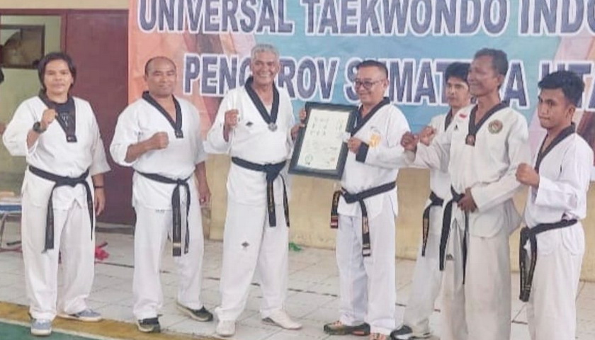 Ketua Universal Taekwondo Indonesia Profesional (UTI-Pro) Sumatera Utara Bobby O Zulkarnain, menerima sertifikat penghargaan Dan 2 Kukkiwon.