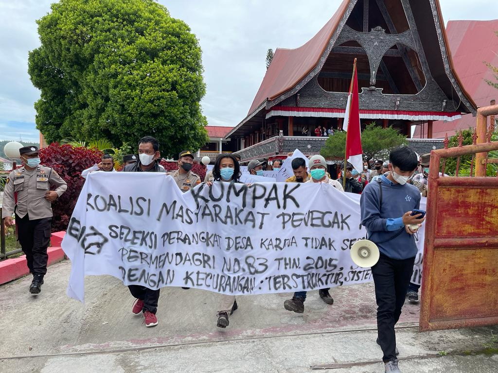 Sebanyak 142 personil Polres Tapanuli Utara melakukan pengamanan aksi unjuk rasa Koalisi Masyarasyarakat Penegak Keadilan (KOMPAK) di Kantor DPRD dan Kantor Bupati Taput, Kamis (22/9/2022).