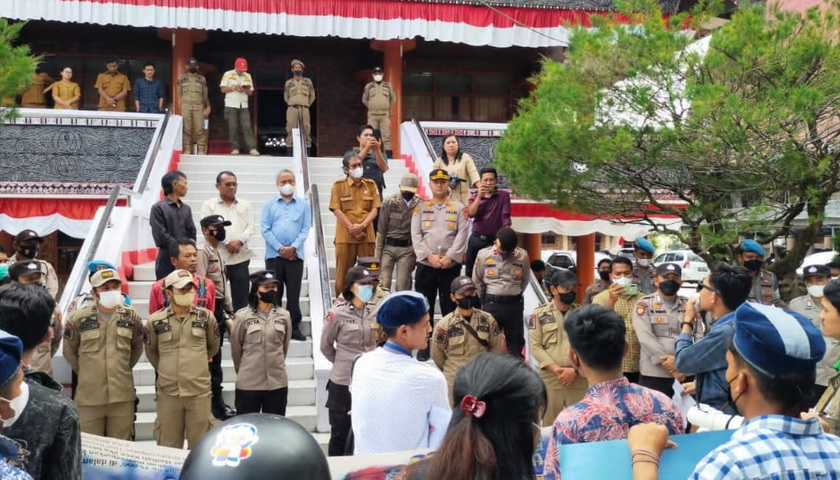 Aparat Polres Taput melaksanakan pengamanan saat massa GMKI (Gerakan Mahasiswa Kristen Indonesia) Cabang Taput unjuk rasa ke Kantor DPRD, Senin (12/9/2022).