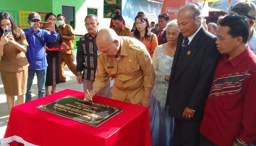 Bupati Taput Dr Nikson Nababan MSi meresmikan wahana pariwisata Jujun Waterboom di Desa Sitompul Kecamatan Siatasbarita, Senin (5/9/2022).