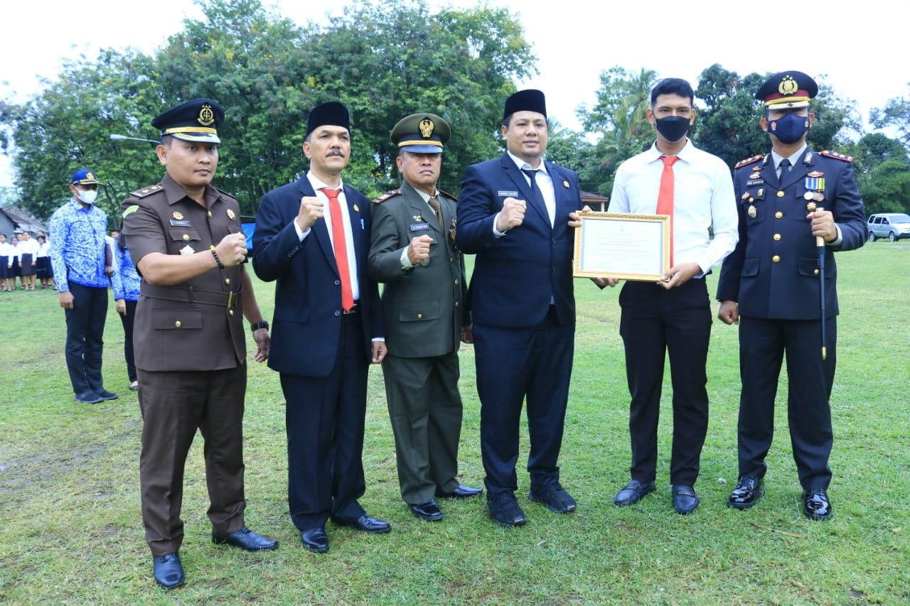 Bupati Samosir Vandiko T Gultom bertindak sebagai Inspektur Upacara Peringatan Hari Kesaktian Pancasila Tingkat Kabupaten Samosir yang dilaksanakan di Tanah Lapang Kecamatan Pangururan, Sabtu (1/10/2022).