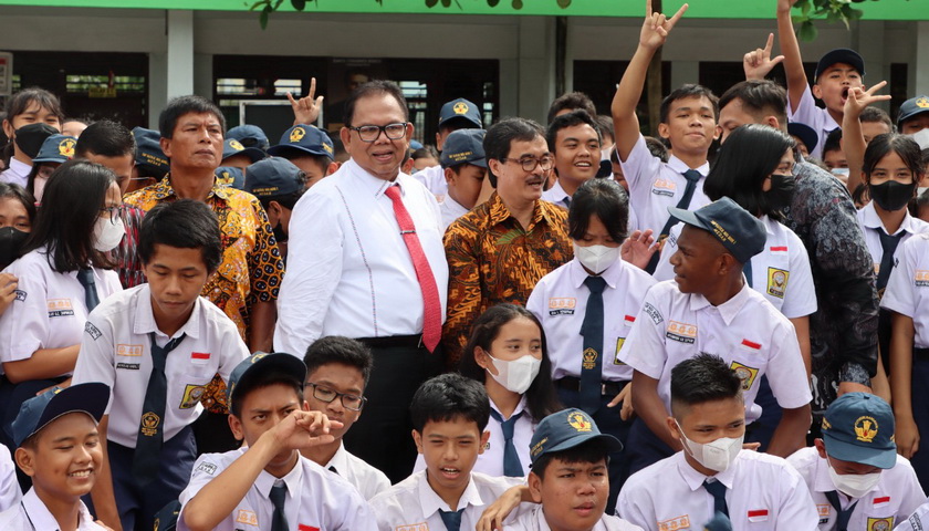 Ketua DPRD Sumatera Utara menyambangi Yayasan Perguruan Katolik Budi Murni 2, untuk menyerahkan piala kepada pemenang Turnamen Antar Pelajar se-Kecamatan Medan Tuntuntan, Jumat (28/10/2022).