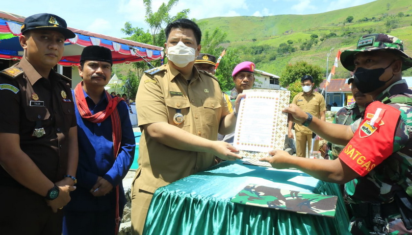 Bupati Samosir Vandiko T Gultom ST secara resmi membuka pelaksanaan TNI Manunggal Membangun Desa (TMMD) ke-115 Tahun 2022 di Desa Hasinggaan.