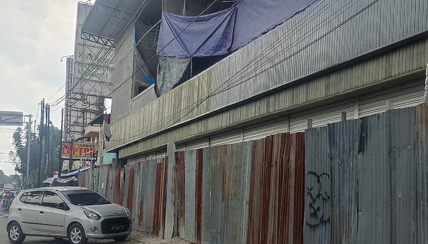 Bangunan di Jalan Gagak Hitam, Kelurahan Sei Sikambing B Kecamatan Medan Sunggal yang belakangan ini terus menjadi sorotan, ternyata tidak memiliki IMB (Izin Mendirikan Bangunan).