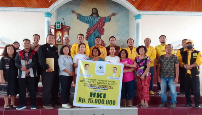 DPD Partai Golkar Sumut menyerahkan bantuan kepada lembaga keagamaan di sekitar Kota Tarutung berupa dana pembangunan.