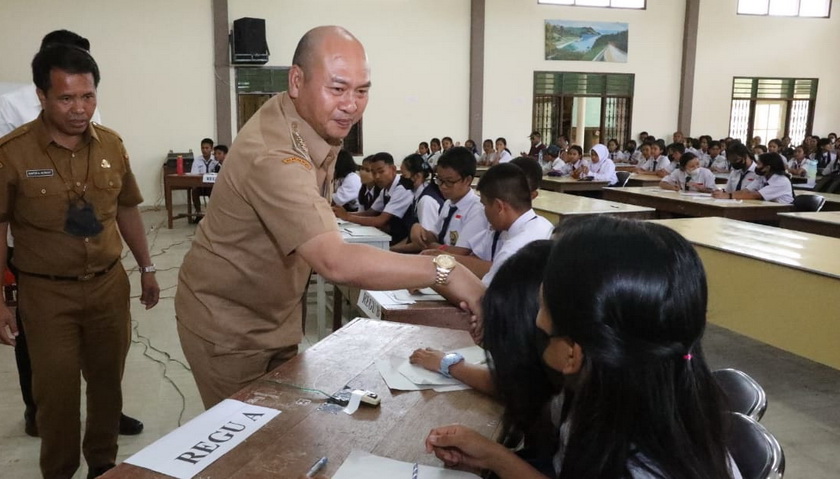 Bupati Taput Dr Nikson Nababan MSi membuka pelaksanaan Cerdas Cermat Tingkat SMP se-Kabupaten Tapanuli Utara Tahun 2022.