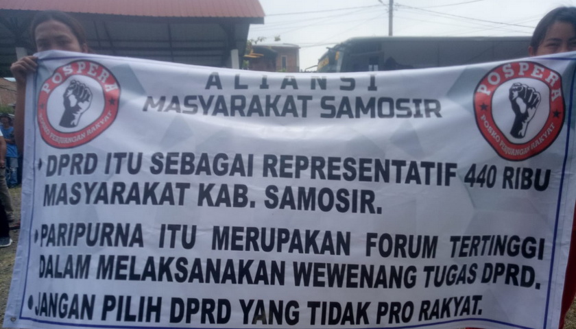 Sejumlah warga menamakan diri Aliansi Masyarakat Samosir melakukan aksi demo ke Kantor DPRD Samosir, Senin (3/10/2022).