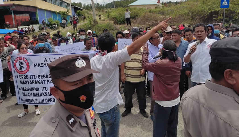 Sejumlah masyarakat yang melakukan aksi di Kantor DPRD Samosir, Senin (3/10/2022), ternyata tak mengerti tentang P-APBD.