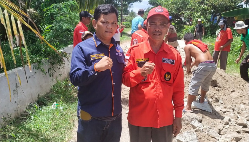 Dewan Pimpinan Cabang (DPC) Partai NasDem Kecamatan Siantar bersama Pemuda Batak Bersatu Kecamatan Gunung Maligas melaksanakan gotong royong perbaikan jalan