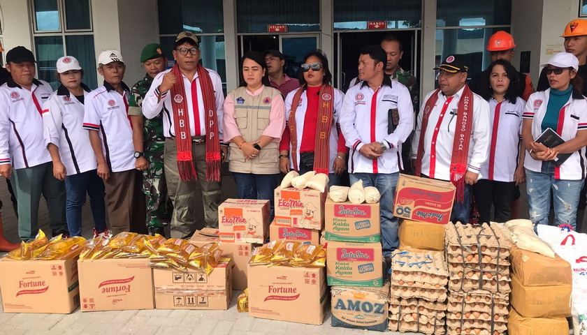 Bupati Taput Dr Nikson Nababan MSi melalui Pejabat Badan Penanggulangan Bencana Daerah (BPBD) menerima bantuan dari Pengurus Horas Bangso Batak (HBB)