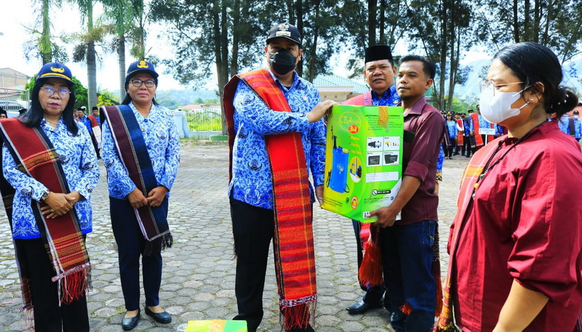 Pemkab Samosir menggelar upacara peringatan Hari Kesadaran Nasional dan Hari Ulos Nasional yang jatuh pada Hari Senin (17/10/2022).