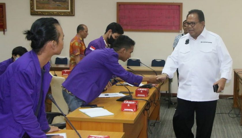 Perwakilan Badan Eksekutif Mahasiswa (BEM) Seluruh Indonesia (SI) Sumatera Utara menyambangi, Gedung DPRD Sumut, Jumat (7/10/2022).