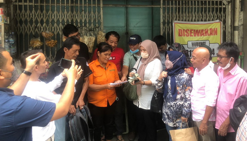 Sejumlah perwakilan wartawan yang sehari-hari bertugas di lingkungan DPRD dan Pemko Medan, menyerahkan sejumlah uang pecahan Rp2.000 kepada Marliana Sihotang alias Butet (58), Selasa (18/10/2022).