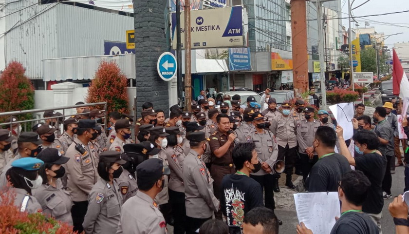 Puluhan karyawan PD Pasar Horas Jaya yang tergabung dalam Serikat Pekerja Mandiri (SPM) beserta LSM Macan Habonaran, menggelar aksi demo di Kantor Kejari Kota Pematang Siantar, Senin (3/10/2022).