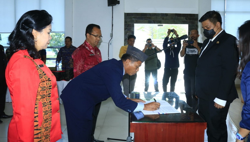 Vandiko T Gultom melantik dan mengambil sumpah Pejabat Pimpinan Tinggi Pratama dan administrator di lingkungan Pemkab Samosir. Berlangsung di Aula Kantor Bupati Samosir, Jumat (14/10/2022).