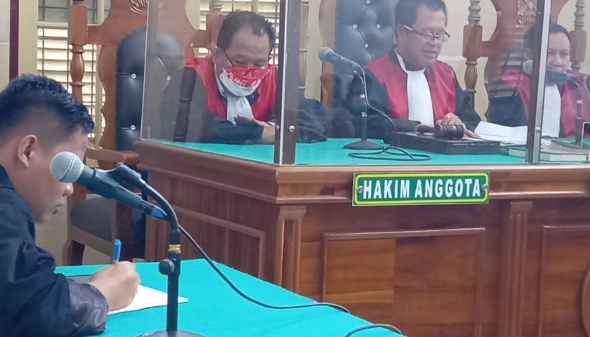 Lewat persidangan in absentia (tanpa kehadiran terdakwa) Asrin, mantan Kepala Desa (Kades) Simangambat Tb Kecamatan Tambangan, Kabupaten Mandailing Natal (Madina), Senin (24/10/2022), akhirnya dihukum 5 tahun penjara.